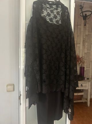 Mantilla y complementos negros