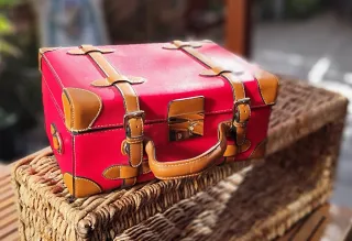 Maleta vintage pequeña roja y marrón