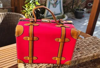 Maleta vintage pequeña roja y marrón