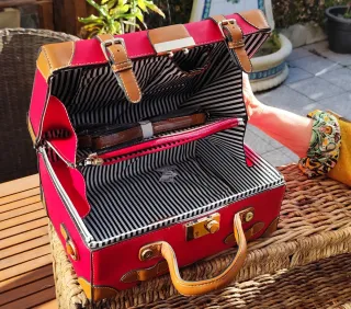 Maleta vintage pequeña roja y marrón