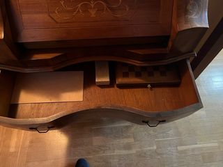 Secretaire de madera con marquetería