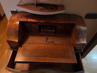 Secretaire de madera con marquetería