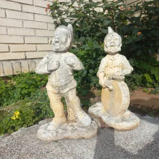 Pareja de enanitos de piedra antiguos para jardín.