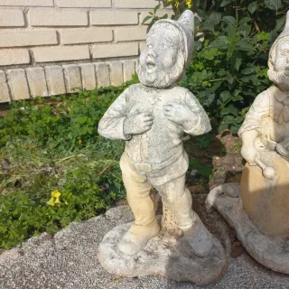 Pareja de enanitos de piedra antiguos para jardín.