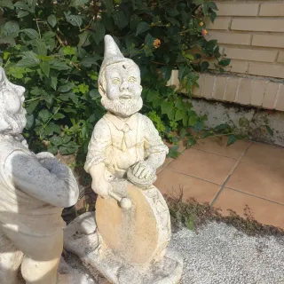 Pareja de enanitos de piedra antiguos para jardín.