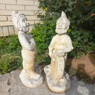 Pareja de enanitos de piedra antiguos para jardín.