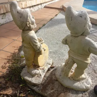 Pareja de enanitos de piedra antiguos para jardín.