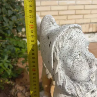 Pareja de enanitos de piedra antiguos para jardín.