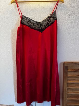Camisón rojo con encaje negro