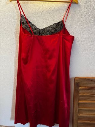 Camisón rojo con encaje negro