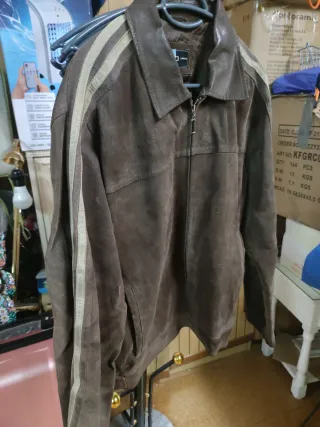 Chaqueta de piel marrón con detalles