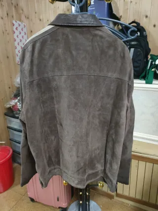 Chaqueta de piel marrón con detalles