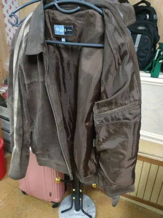 Chaqueta de piel marrón con detalles