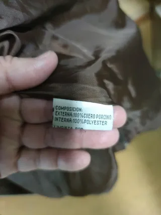 Chaqueta de piel marrón con detalles