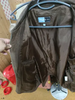 Chaqueta de piel marrón con detalles