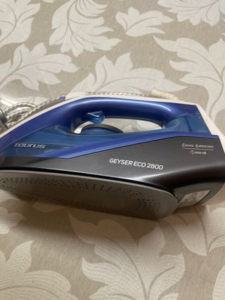 Plancha de vapor azul y blanca taurus