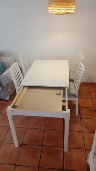 4 sillas blancas con cojines Ikea.