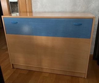 Arcon de madera azul y marrón