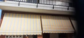 Toldos beige y amarillo