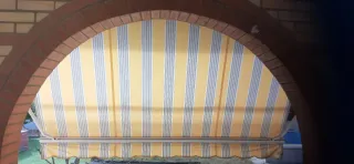 Toldos beige y amarillo