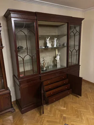 Estantería de madera y cristal