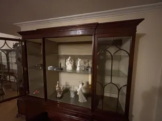 Estantería de madera y cristal