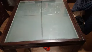 Mesa de comedor de madera y cristal