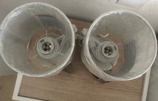 Lámpara de mesa beige y blanca