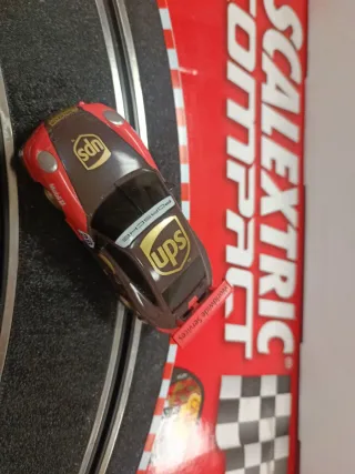 Scalextric Compact Coche UPS 1/43