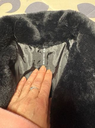 Abrigo de pelo negro