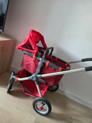 Carrito de muñecas rojo