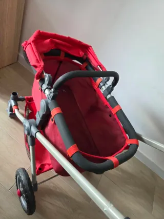 Carrito de muñecas rojo