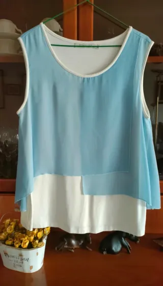 Blusa sin manga azul y blanca