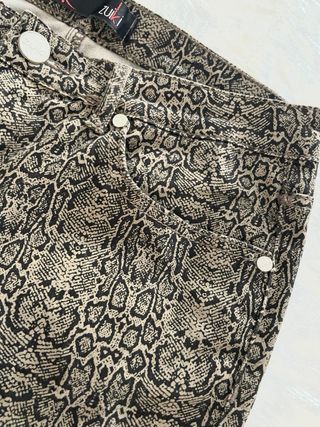 Pantaloni effetto pelle serpente
