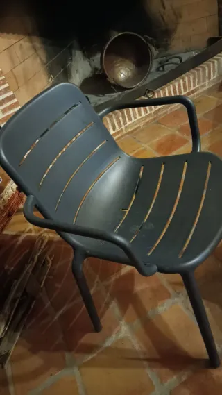 Sillas de plástico grises