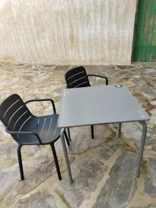 Sillas de plástico grises