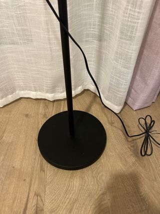 Lámpara de pie Ikea SKURUP Negra