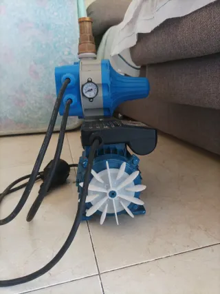 SÓLO VENTA EN PERSONA Bomba de agua azul