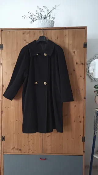 Cappotto sartoriale in panno nero.