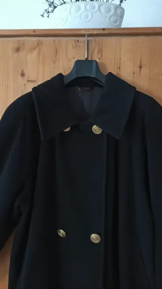 Cappotto sartoriale in panno nero.