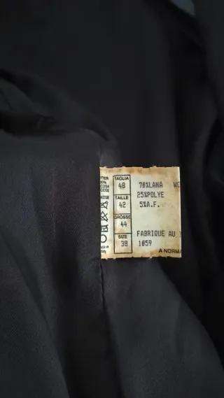 Cappotto sartoriale in panno nero.