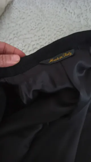 Cappotto sartoriale in panno nero.