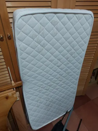 Cuna y colchón con funda impermeable