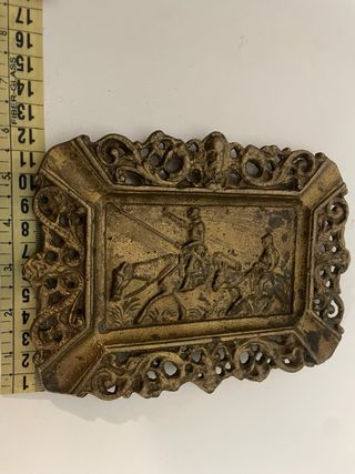 Bandeja antigua con relieve de jinetes