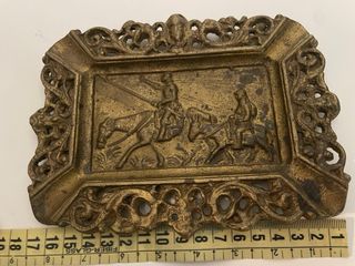 Bandeja antigua con relieve de jinetes