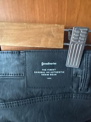 Falda negra efecto piel