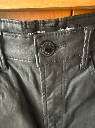 Falda negra efecto piel