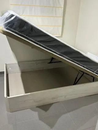 Canapé abatible de madera con colchones