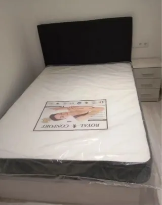 Canapé abatible de madera con colchones