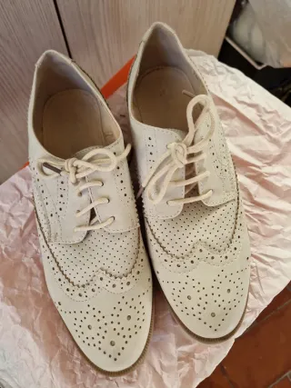 Zapatos planos beige con cordones